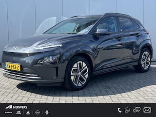Hyundai Kona EV Comfort 39 kWh / SOH 99,8% / 3 fase Laden/ 8 jaar Batterijgarantie/  Fabrieksgarantie tot 04-2027 / Dealer onderhouden / Batterijgarantie tot 04-2030 / WLTP 305 km stad 435 km / CSS snelladen / Warmtepomp / Stuur- & Stoelverwarming / Achteruitrijcamera / Apple Carplay Android Auto /