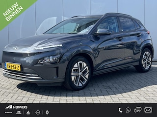Hyundai Kona EV Comfort 39 kWh / SOH 99,8% / 3 fase Laden/ 8 jaar Batterijgarantie/ Fabrieksgarantie tot 04-2027 / Dealer onderhouden / Batterijgarantie tot 04-2030 / WLTP 305 km stad 435 km / CSS snelladen / Warmtepomp / Stuur- & Stoelverwarming / Achteruitrijcamera / Apple Carplay Android Auto /