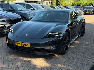 Porsche Taycan GTS 93 kWh / SoH 91,6% / Panoramadak / 360Camera / Head-up / Passenger Display / Achterasbesturing / Keyless / Bose / 21'' / Luchtvering / Sportdesign+Chrono / Matrix LED / Carbon intr. / Innodrive