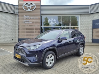 Toyota RAV4 2.5 HYBRID STYLE LEER STOEL/STUURVERW PARK-SENSOREN EL-STOEL EL-ACHTERKLEP APPLE/ANDROID CAMERA CLIMA LED PRIVACY GLASS 17'' LM-VELGEN