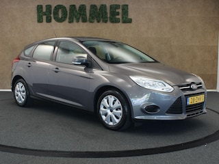 Ford Focus 1.0 EcoBoost Lease Trend - ORIGINEEL NEDERLANDSE AUTO - RIEM RECENT VERVANGEN - TREKHAAK 1.000KG GEREMD TREKGEWICHT - AIRCO - CRUISE CONTROL - LEDER STUURWIEL - NAVIGATIESYSTEEM - PARKEERSENSOREN ACHTER - BLUETOOTH TELEFOONVERBINDING