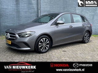 Mercedes-Benz B180 136PK 7G-DCT Automaat Business Solution | 1e Eigenaar | Wegklap Trekhaak 1400KG | Navi & Carplay | Digitaal Dashboard | Stoelverwarming | LED |