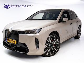 BMW iX xDrive45 101 kWh M-Sport | Pano | Elec. Trekhaak | Luchtvering | Verlichte gril | Stoelverw. en koeling, | Achterbankverw. | Softclose, Meesturende achteras, Harman Kardon, 36 maanden Fabrieksgarantie NL-Auto, Service Inclusive
