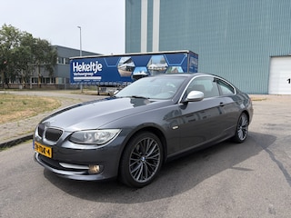 BMW 3-serie Coupé 320i Corporate Lease Business Line Sport 6-Bak 165 PK. Prachtige en zeer goed onderhouden auto !!! Alle keuringen toegestaan !!