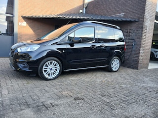 Ford Tourneo Courier 1.0 Titanium 101PK 5 Persoons / Trekhaak / Airco / Navigatie / Bluetooth / Parkeer Sensoren / Achteruitrijcam