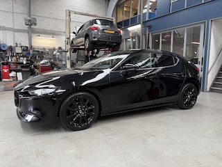 Mazda 3 Hatchback Skyactiv-X 180pk Luxury | Leder + Memory seat | Stoel + Stuurverwarming | Afn. Trekhaak | Bose Sound | Navigatie | Camera | NAP | Rijklaar prijs!