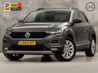 Volkswagen T-Roc 1.5 TSI Sport 150Pk (APPLE CARPLAY, GROOT NAVI, CLIMATE, STOELVERWARMING, ZWART HEMEL, LED KOPLAMPEN, SPORTSTOELEN, GETINT GLAS, ELEK ACHTERKLEP, ADAPTIVE CRUISE, NIEUWSTAAT)