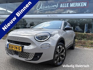 Fiat 600 e La Prima 54 kWh Achteruitrijcamera - Apple carplay - Draadloze telefoonoplader - Parkeersensoren - Navigatie - Airco - Stoelverwarming - Voorstoelen met massagefunctie - Licht metalen velgen 18 inch - Keyles Cruise control - Dodehoek detector - Extra getint glas achter - Regensensor - Led verlichting - Stuur multifunctioneel