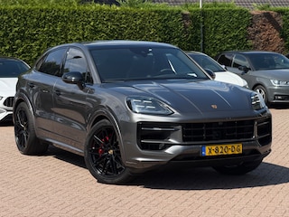 Porsche Cayenne 3.0 E-Hybrid / SOH 91,4% / Trekhaak / Panoramadak / 360Camera / Head-up / Passenger Display / Keyless / Sportdesign+Chrono / 22'' / Keyless / Laser LED / Sportuitlaat / Bose / Stoelventilatie+Verwarmd