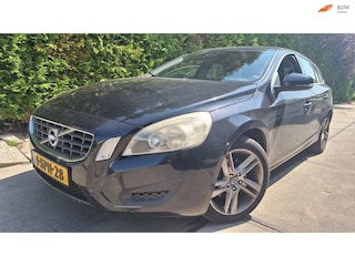 Volvo V60 2.0 D3 R-Design