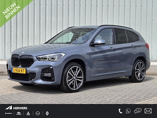BMW X1 xDrive20i High Executive / Dealer Onderhouden / Sportstoelen / Harman & Kardon Audio / Memoryseats / HUD / Elektrische Kofferbak / Afneembare Trekhaak 2000 KG / Camera / Stoelverwarming / Cruise Control / Climate Control /