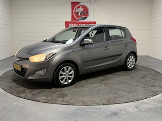 Hyundai i20 1.4i i-Vision, Airco, Cruise, Parkeersensoren, Afn trekhaak, Blue tooth, 15 inch lichtmetaal, Prijs incl apk, beurt en 3 mnd garantie
