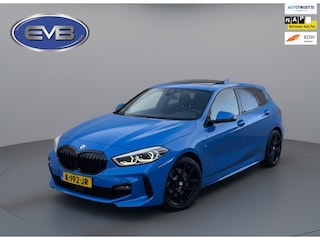 BMW 118i AUTOMAAT M- Sport, Misano blauw metallic, panoramadak, headup display, navi, digitaal cockpit, vol opties