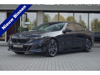 BMW i5 eDrive40 84 kWh | M Sport Pro | BTW | Leder | Black Pack | Iconic Glow Grile |
