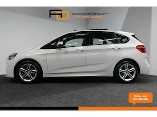 BMW 2-serie Tourer 218i M Sport / Orig. Nederlands / Panoramadak / Elektr. verstelbare voorstoelen (links met memory) / Trekhaak (afneembaar) / Harman Kardon Sound System / Stoelverwarming / Lederen bekleding / HUD / Cruise Control / Navigatie / Elektr. achterklep bediening / Dynamic Damper Control