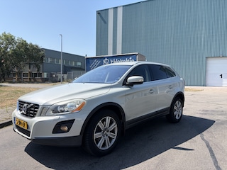 Volvo XC60 3.0 T6 AWD Momentum 4X4 Automaat 320 PK. Onverwoestbare auto met slechts 151.000 KM !!! Alle keuringen toegestaan !!