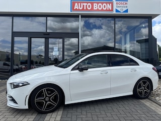 Mercedes-Benz A-klasse 180 AMG NIGHT PANO/SFEER/MEMORY/BURMESTER/WIDESCR. /NAVI/MATRIXLED/2XKEYLESS/CLIMA/STOELVERWARMING/S&S/SPORTZETELS - NL AUTO/KM = NAP