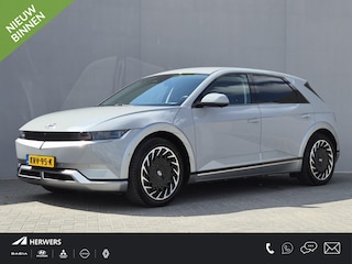 Hyundai Ioniq 5 Lounge 77.4 kWh / SOH 100% / Fabrieksgarantie tot 12-2027 / Dealer onderhouden / Trekhaak afneembaar / CCS snelladen / Warmtepomp / Head Up Display / Rondomzicht camera / Trekgewicht 1600 kg / Stuur- Stoel & Achterbank verwarming / Elektrische achterklep /