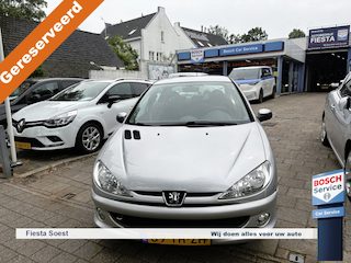 Peugeot 206 1.4-16V Air-line 3 Nette auto incl. airco en radio