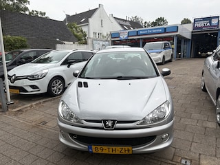 Peugeot 206 1.4-16V Air-line 3 Nette auto incl. airco en radio