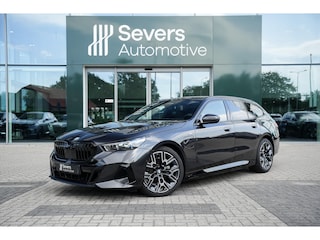 BMW 5-serie Touring 530e xDrive | M Sportpakket | Trekhaak | Driving Assistant Professional | Parking Assistant Plus | Bowers & Wilkins Surround Sound System | Adaptieve LED koplampen | Adaptieve Cruise Controle | 20" Lichtmetaal styling 939 M Bicolor Schwarzgrau | Comfort Access System | Travel Package |