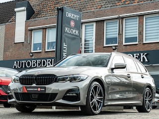 BMW 3-serie Touring 330e xDrive High Exe M-Sport PANO HUD CAMERA MEMORY M-SPORT STOELEN OXIDGRAU BOMVOL!!