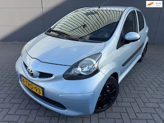 Toyota Aygo 1.0-12V Cool*APK*AIRCO*NAP*PARK SENSOREN*RIJD SCHAKEL GOED