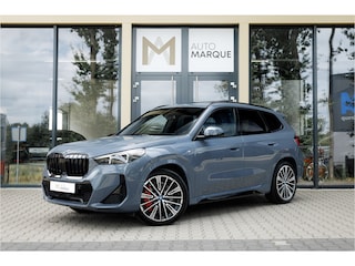 BMW X1 xDrive25e | M Sportpakket Pro | Panoramadak | Elek. Trekhaak | Harman Kardon | 20" LM Velgen | Head-Up Display | Driving Ass. Pro | Comfort Access |