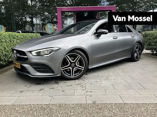Mercedes-Benz CLA 200 Premium Plus | WORDT VERWACHT | EDITION | PANORAMADAK | SFEERVERLICHTING | DODEHOEKSENSOREN | APPLE CARPLAY | ANDROID AUTO | ACHTERUITRIJCAMERA | TREKHAAK | DAB RADIO | PARKEERSENSOREN | STOELVERWARMING | DIGITAL COCKPIT | DRIVING MODES | CRUISE CONTROL | NAVIGATIE |