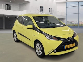 Toyota Aygo 1.0 VVT-i x-Joy, Camera! Clima! Half Leder! Trekhaak! VAN/VOOR Weken!