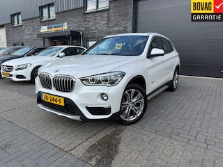 BMW X1 xDrive20i xLine | 3E EIGENAAR | 12MND GARANTIE | PANO DAK | HEAD UP | LEDER | NAVI |