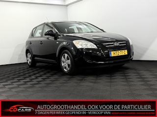Kia Ceed cee'd 1.4 X-ecutive Inruilauto’s tegen vaste prijzen. Voor meer info: 0638140850 Bij de verkoop van gebruikte voertuigen door CD-Cars wordt geen standaard garantie verstrekt. De koper aanvaardt het voertuig in de staat waarin het zich bevindt op het moment van aankoop