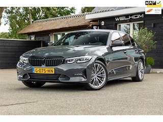 BMW 318d 190 PK High Executive Edition Dravitgrau metallic I Leder I Led I HiFi I Head Up I Sportstoelen I NL Auto I NAP
