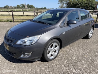 Opel Astra 1.4 Edition schade ! rijd goed