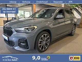 BMW X1 xDrive25e High Executive M-Sport | Panorama | 19” | Trekhaak | Camera | HUD | Stormbay metallic