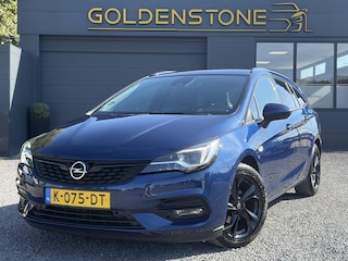 Opel Astra Sports Tourer 1.2 Ultimate 2e Eigenaar l Trekhaak l Camera l Carplay l Navi l Alcantara-Leder l 17''Lmv l Stoelverw-Stuurverw l Net beurt gehad l Dodehoek l Rijstrooksensor l Pdc V+A l 6 Bak l N.A.P l 146pk l Bj 11-2020 l Apk tot 08-2028
