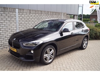 BMW X2 SDrive20i High Executive Autom Leder Stoelverw Navi Camera Clima Head-Up LED Kopl Cruise 2x PDC LMV 18 Trekh ENZ NL Auto.