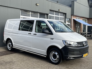 Volkswagen Transporter 2.0 TDI L2H1 DC 4Motion 150pk 4x4 Dubbele schuifdeur Airco Cruise controle Trekhaak 2500kg trekgewicht Camera Telefoonverbinding 5-Persoons Sitebars Achterklep Apk 04-2026