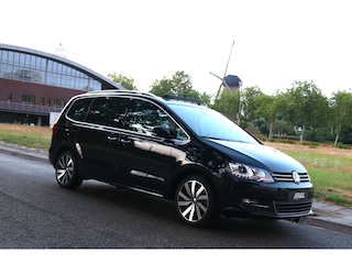 Volkswagen Sharan 1.4 TSI Highline 7-persoons Fully Loaded alle dankbare opties 1e eigenaar Full Option Uniek Panoramadak NW Staat