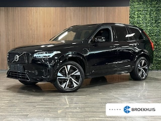 Volvo XC90 T8 AWD Recharge R-Design Long Range | Harman Kardon | 455pk | Schuifdak | Adaptieve Cruise Control | Stoelverwarming voor+achter | Stuurwielverwarming | 20 Inch | Full LED meesturende koplampen | Pilot Assist | BLIS Dode Hoek Detectie | Elektrische voorstoelen geheugen | R-Design Contourstoelen Nappa lederen/Alcantara met wit stiksel en bies | Zitting verlenging voorstoelen | Lederen dashboard | Keyless Drive | Parkeersensoren voor+achter | Privacy Glass | Elektrisch bedienbare achterklep | Geïntegreerde zongordijnen achterportieren | 7-Persoons | 4-Zone Climate Control | DAB Radio | Apple Carplay/Android Auto | Draadloos telefoon opladen | Verlichte instaplijsten | Volvo On Call met mobiele App functie | Onyx Black Metallic |