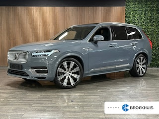 Volvo XC90 T8 AWD Recharge Ultimate Ultra Bright | Luchtvering | Trekhaak | 360 Camera | Head-Up Display | Harman Kardon | 455pk | Adaptieve Cruise Control | Stoelverwarming voor+achter | Stuurwielverwarming | Schuifdak | 21 Inch | Full LED  Meesturende koplampen | Standkachel met Volvo On Call App | Pilot Assist | BLIS Dode Hoek Detectie | Elektrische voorstoelen geheugen | R-Design Contour Stoelen met wit stiksel en bies (Uniek in deze combinatie met exterieur!) | Zitting verlenging voorstoelen | Lederen Dashboard | Google Infotainment | Keyless Drive | Parkeersensoren voor+achter | Privacy Glass | Elektrisch bedienbare achterklep | Geïntegreerde zongordijnen achterportieren | Geïntegreerd kinderzitje achterin | Verlichte instaplijsten | 7-Persoons | 4-Zone Climate Control | DAB Radio | Apple Carplay/Android Auto | Draadloos telefoon opladen | Volvo On Call met mobiele App functie | Vapour Grey Metallic |