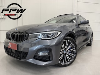 BMW 3-serie Touring 330e M-Sport PANO/LASER/HEAD-UP/CAMERA/ACC/SFEER/M-SPORTSTOELEN/KEYLESS/18"/CARPLAY/DONKERE-HEMEL/SHADOW-LINE/MINERAL-GRAU/VOLLLEDIG BMW DEALER HISTORIE