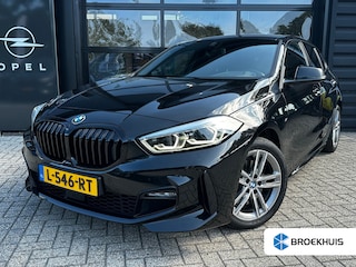 BMW 118i Business Edition M-Sport Automaat | M-AERODYNAMICA| STOF/LEDERENBEKLEDING| NAVIGATIE + APPLE CARPLAY/ANDROID AUTO| PARKEERSENSOREN V+A| LED KOPLAMPEN| SPORTSTOEL| DEALER ONDERHOUDEN| EERSTE EIGENAAR|