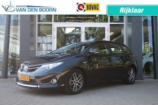 Toyota Auris 1.8 VVT-i Hybrid, All-Season banden, Cruise, Trekhaak, Camera etc.