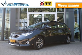 Toyota Auris 1.8 VVT-i Hybrid, All-Season banden, Cruise, Trekhaak, Camera etc.