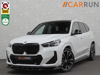 BMW iX1 30 313pk X-Drive M-Sport Performance | Adaptief Led | Sportstoelen | Keyless | 4WD | Adaptieve Cruise en Struurwielverw. voorbereid | Antraciet Hemel | Carplay | Sfeerverlichting | 1200kg Trekgewicht | Camera | Bovag Garantie.