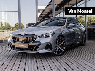 BMW i5 eDrive40 84 kWh | M-SPORT PRO | SOH 97 % | HARMAN KARDON | PANORAMADAK | 20 INCH | OXID GRAU | SHADOWLINE | TRAVEL PAKKET | COMFORT PAKKET | INNOVATIE PAKKET | DRIV.ASSIST.PROF | TREKHAAK | STOELVENTILATIE | BTW AUTO |