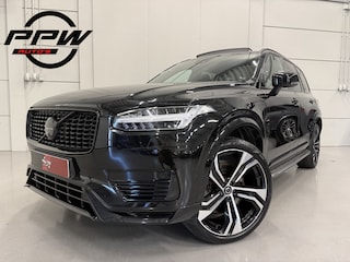 Volvo XC90 T8 Recharge AWD R-Design PANO/B&W/TREKHAAK/360CAMERA/22'/HEAD-UP/STANDKACHEL/MEMORY/GOOGLE/R-DESIGN VOL LEER/DONKERE-HEMEL/BLACK ALL BLACK/VOLLEDIG VOLVO DEALER HISTORIE