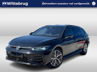 Volkswagen Passat Variant 1.5 eHybrid 272pk R-Line DSG Automaat Black Style / Panorama schuifdak / Leder / Head up / Harman Kardon 700W / IQ LED / LM 19 inch / Wegkl trekhaak Garantie tot 11-09-2030 // 100.000km