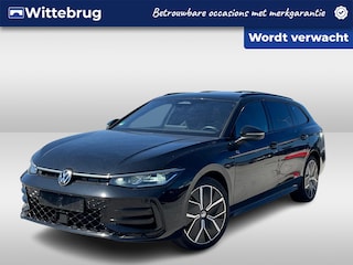 Volkswagen Passat Variant 1.5 eHybrid 272pk R-Line DSG Automaat Black Style / Panorama schuifdak / Leder / Head up / Harman Kardon 700W / IQ LED / LM 19 inch / Wegkl trekhaak Garantie tot 11-09-2030 // 100.000km